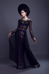 Hoa hậu Triệu Thị Hà mặc áo dài khăn Piêu độc đáo ảnh 5