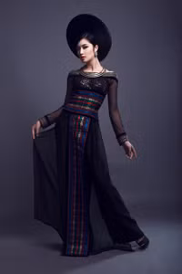 Hoa hậu Triệu Thị Hà mặc áo dài khăn Piêu độc đáo ảnh 5