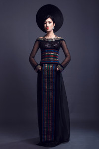 Hoa hậu Triệu Thị Hà mặc áo dài khăn Piêu độc đáo ảnh 6