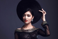 Hoa hậu Triệu Thị Hà mặc áo dài khăn Piêu độc đáo ảnh 7