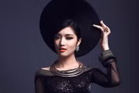 Hoa hậu Triệu Thị Hà mặc áo dài khăn Piêu độc đáo ảnh 7