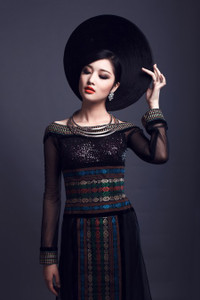 Hoa hậu Triệu Thị Hà mặc áo dài khăn Piêu độc đáo ảnh 8