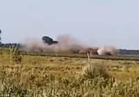 Khoảnh khắc máy bay rơi và bốc cháy tại triển lãm hàng không 