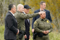 Chùm ảnh Tổng thống Biden và ông Trump thăm biên giới phía Nam Hoa Kỳ