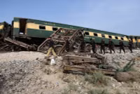 Hiện trường vụ tai nạn tàu hỏa khiến ít nhất 30 người thiệt mạng