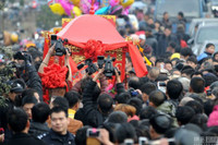 Hơn 30.000 người chen chúc xem lễ cưới cổ xưa ảnh 8