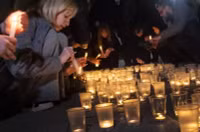 Hình ảnh dòng người tưởng niệm nạn nhân bên ngoài Nhà hát Crocus City Hall