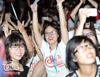 Nam sinh trường báo giả gái cực ngọt đêm nhạc kịch chào sinh viên mới