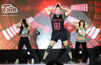 Nam sinh trường báo giả gái cực ngọt đêm nhạc kịch chào sinh viên mới