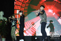 Nam sinh trường báo giả gái cực ngọt đêm nhạc kịch chào sinh viên mới