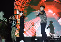 Nam sinh trường báo giả gái cực ngọt đêm nhạc kịch chào sinh viên mới