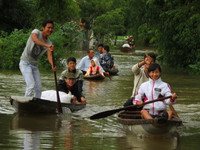 Thừa Thiên- Huế: Học sinh vùng ngập lũ được nghỉ học ảnh 5