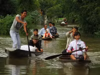 Thừa Thiên- Huế: Học sinh vùng ngập lũ được nghỉ học ảnh 5