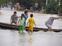 Thừa Thiên- Huế: Học sinh vùng ngập lũ được nghỉ học ảnh 12