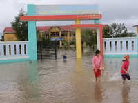 Thừa Thiên- Huế: Học sinh vùng ngập lũ được nghỉ học ảnh 9