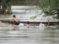 Thừa Thiên- Huế: Học sinh vùng ngập lũ được nghỉ học ảnh 3