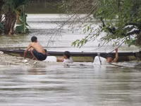 Thừa Thiên- Huế: Học sinh vùng ngập lũ được nghỉ học ảnh 3