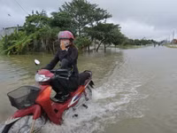 Thừa Thiên- Huế: Học sinh vùng ngập lũ được nghỉ học ảnh 8