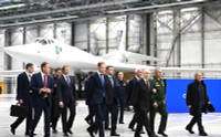 Hình ảnh ông Putin vào buồng lái máy bay ném bom Tu-160M