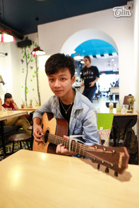 Chàng trai 16 tuổi, đàn hay, cực giống thần đồng guitar Hàn Quốc Sungha Jung ảnh 7 9X Hà thành học giỏi đàn hay bản sao hoàn hảo của Sungha Jung