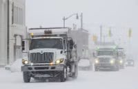 Chùm ảnh nước Mỹ tê cóng trong băng tuyết, loạt chuyến bay và lớp học bị hủy