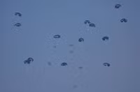 Hình ảnh hàng viện trợ rơi xuống Gaza