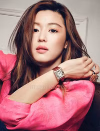 Giữ vị trí thứ 2 là Jeon Ji Hyun. Kiều nữ xứ Hàn có vẻ đẹp cá tính, thanh tú và đầy trí tuệ.