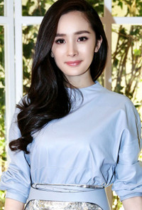 Vị trí thứ ba thuộc về Dương Mịch. Dù cô đối diện không ít tin đồn thẩm mỹ nhưng MSN cho biết, Hoa đán Dương Mịch là thần tiên mới của làng giải trí với vẻ đẹp ngọt ngào và gợi cảm.