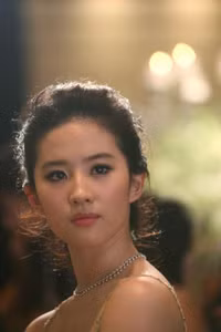 Lưu Diệc Phi xếp sau Kim Tae Hee.