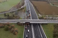 Chùm ảnh nông dân Pháp đổ khoai tây, đốt bánh xe chặn các con đường