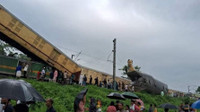 Hình ảnh hiện trường 2 tàu đâm nhau, một toa lao lên không trung