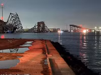 Chùm ảnh tàu hàng đâm sập cầu ở Mỹ, loạt phương tiện rơi xuống sông