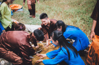 Teen quậy tưng bừng với bộ ảnh kỷ yếu “Mùa gặt quê em“ ảnh 9