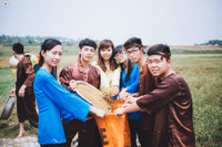 Teen quậy tưng bừng với bộ ảnh kỷ yếu “Mùa gặt quê em“ ảnh 7