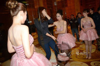 Múc tiền thưởng Tết bằng vợt ảnh 9