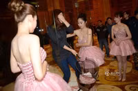 Múc tiền thưởng Tết bằng vợt ảnh 9