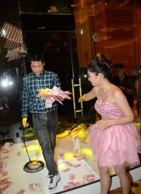 Múc tiền thưởng Tết bằng vợt ảnh 4