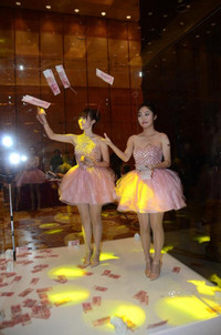 Múc tiền thưởng Tết bằng vợt ảnh 6