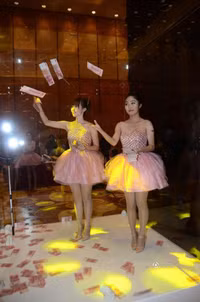 Múc tiền thưởng Tết bằng vợt ảnh 6