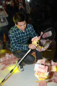 Múc tiền thưởng Tết bằng vợt ảnh 2