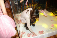 Múc tiền thưởng Tết bằng vợt ảnh 8