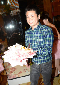 Múc tiền thưởng Tết bằng vợt ảnh 3