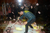 Múc tiền thưởng Tết bằng vợt ảnh 1