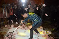 Múc tiền thưởng Tết bằng vợt ảnh 1