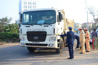 Quảng Bình: Bắt hàng loạt xe chở quá tải trên 100% tải trọng cho phép ảnh 2 Quảng Bình: Bắt hàng loạt xe chở quá tải trên 100% tải trọng cho phép ảnh 2