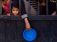 Chùm ảnh người dân Gaza tranh giành thực phẩm trong tuyệt vọng