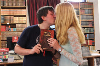 Màn cầu hôn ngọt ngào ở thư viện của cặp đôi "mọt sách" ảnh 9 Màn cầu hôn ngọt ngào không thể tả của cặp đôi mọt sách