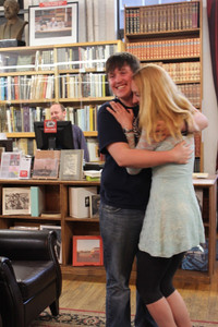 Màn cầu hôn ngọt ngào ở thư viện của cặp đôi "mọt sách" ảnh 11 Màn cầu hôn ngọt ngào không thể tả của cặp đôi mọt sách