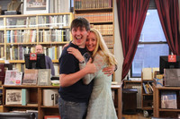 Màn cầu hôn ngọt ngào ở thư viện của cặp đôi "mọt sách" ảnh 12 Màn cầu hôn ngọt ngào không thể tả của cặp đôi mọt sách