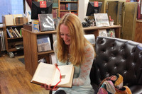 Màn cầu hôn ngọt ngào ở thư viện của cặp đôi "mọt sách" ảnh 4 Màn cầu hôn ngọt ngào không thể tả của cặp đôi mọt sách